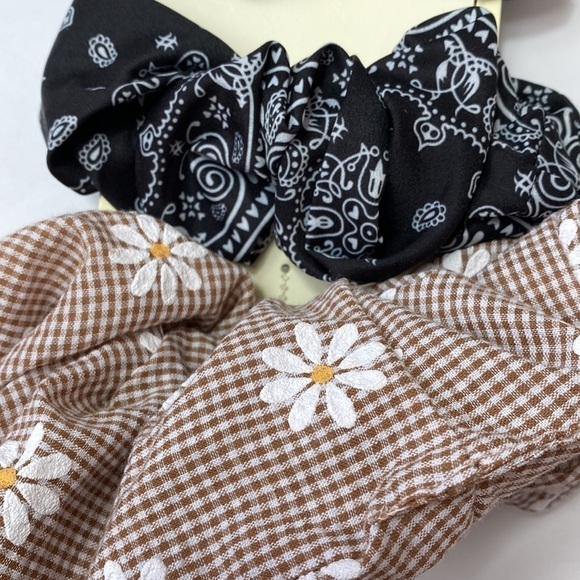 Nordstrom set of 4 assorted size scrunchies NWT - Picture 3 of 3